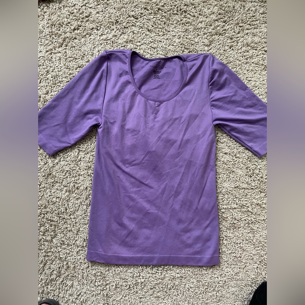 Rhonda Shear Women’s Super Stretch arm shaping Tee in Sz S